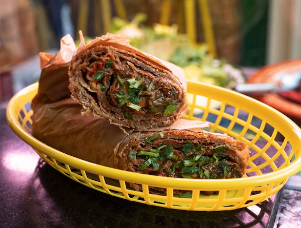 Marokkaans flatbread gevuld met gestoofde aubergine, kikkererwten en frisse komkommersalade